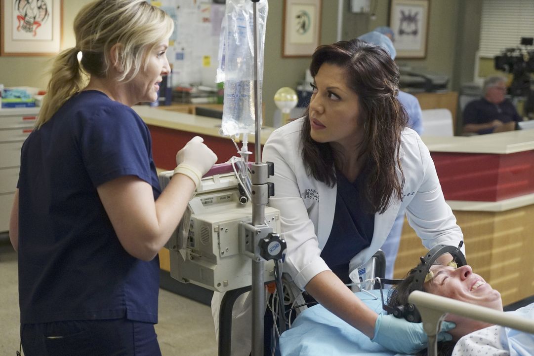 Arizona (Jessica Capshaw, l.) und Callie (Sara Ramirez, M.) kämpfen um das Leben von Joan (Heather Matarazzo, r.) und ihrem Baby ... - Bildquelle: ABC Studios