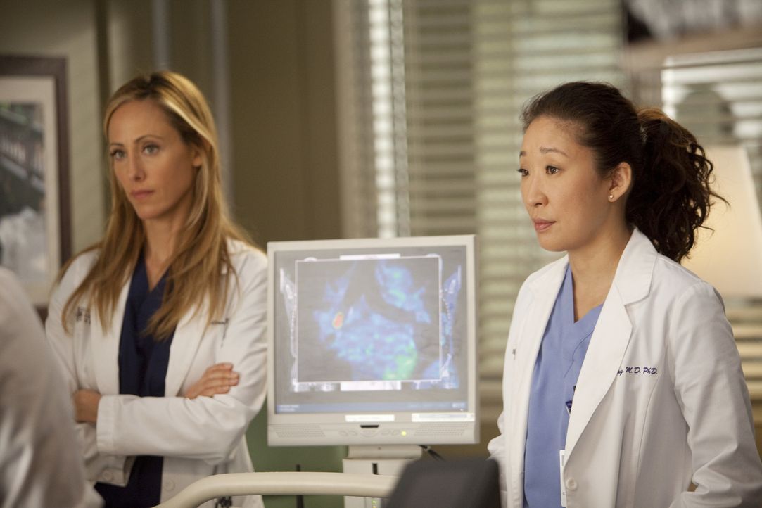 Ein harter Arbeitstag steht ihnen bevor: Teddy (Kim Raver, l.) und Cristina (Sandra Oh, r.) - Bildquelle: Touchstone Television