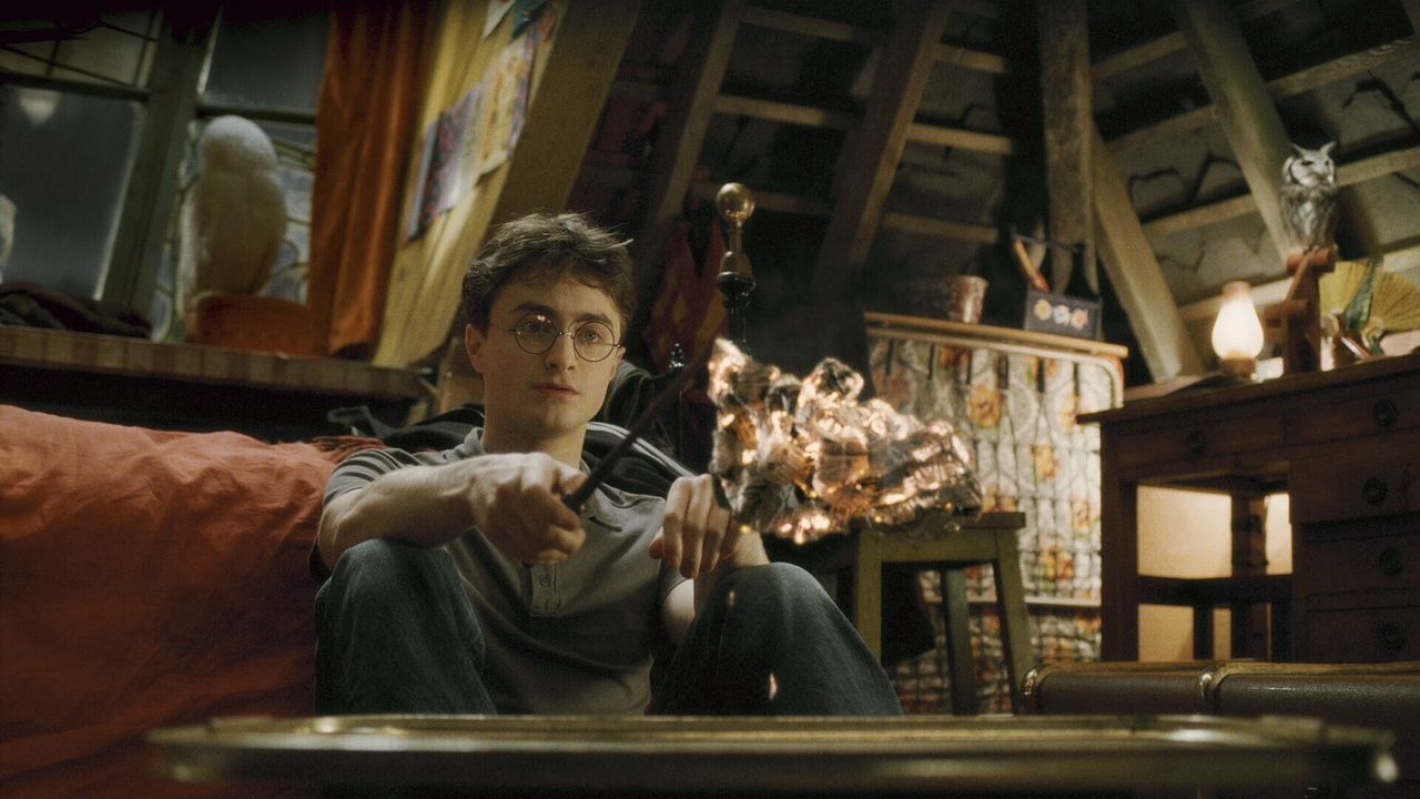 Während alle Schüler in Hogwarts verliebt sind, schleicht sich das Unheil an, das nur noch Zauberlehrling Harry (Daniel Radcliffe) verhindern kann... - Bildquelle: Warner Brothers