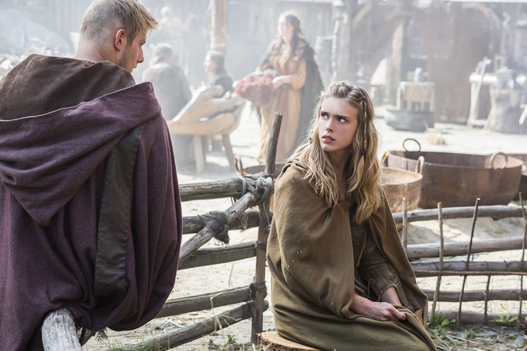 Während König Horik Ragnar einen überraschenden Vorschlag unterbreitet, findet Bjorn (Alexander Ludwig, l.) Gefallen an Porunn (Gaia Weiss, r.) ... - Bildquelle: 2014 TM TELEVISION PRODUCTIONS LIMITED/T5 VIKINGS PRODUCTIONS INC. ALL RIGHTS RESERVED.