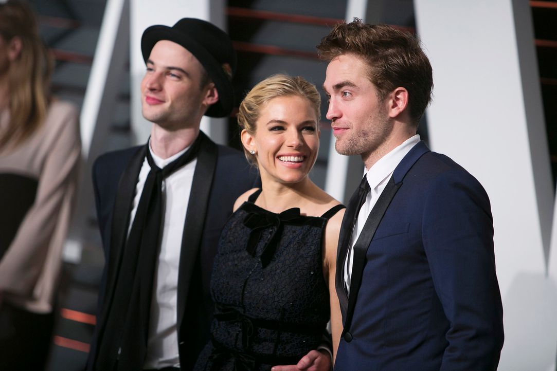 Oscars-Vanity-Fair-Party-Tom-Sturridge-Sienna-Miller-Robert-Pattinson-150222-AFP - Bildquelle: AFP