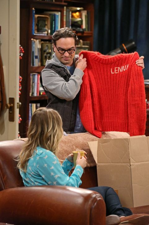Während Leonard (Johnny Galecki, r.) von Sheldon wegen eines Fehlers aus der Vergangenheit bestraft wird, wäscht Penny (Kaley Cuoco, l.) Rajs Ex-Fla... - Bildquelle: Warner Brothers Entertainment Inc.