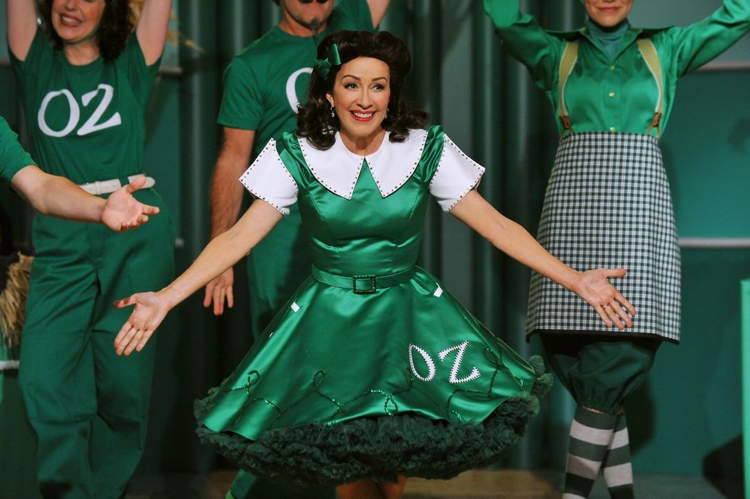 Frankie (Patricia Heaton, M.) erhält eine Rolle im Musical "Der Zauberer von Oz" und bemerkt sehr schnell, wie viel Spaß ihr das Singen macht. Als i... - Bildquelle: Warner Brothers