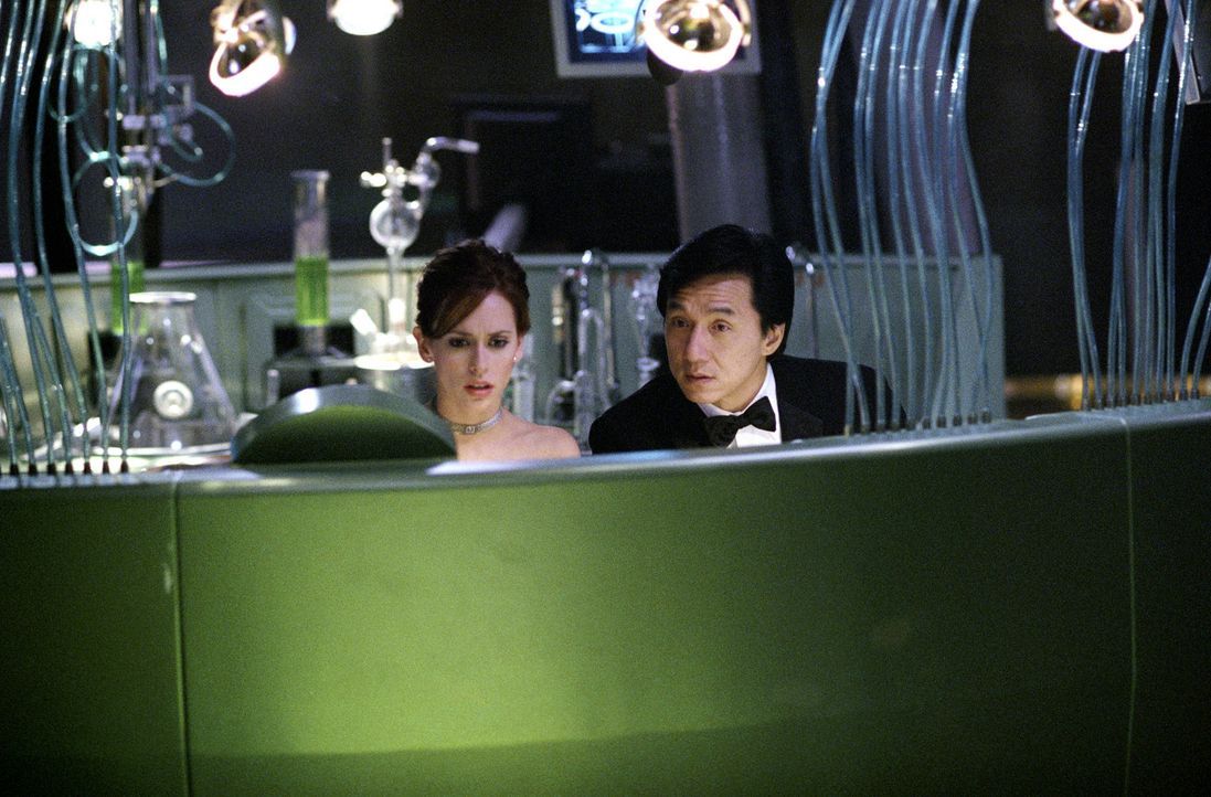Schlittern ungewollt in die Agentenrolle: Dr. Delilah Blaine (Jennifer Love Hewitt, l.) und Chauffeur Jimmy (Jackie Chan, r.) ... - Bildquelle: TM &   2002 DreamWorks LLC. All Rights Reserved