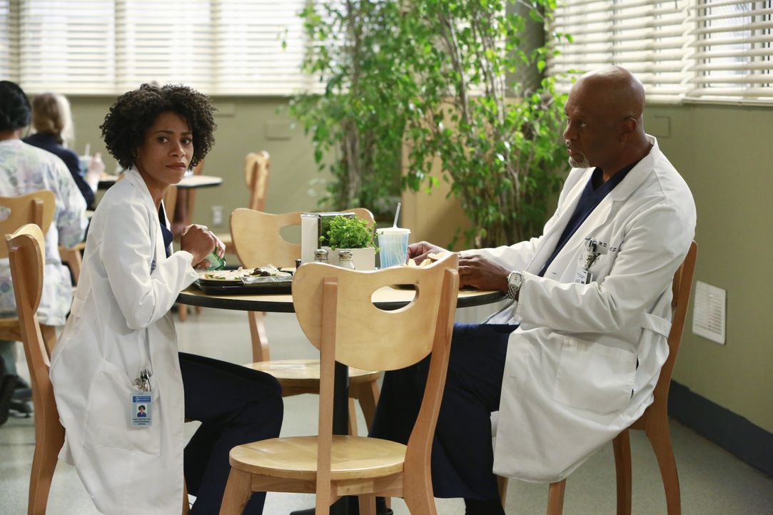 Maggie (Kelly McCreary, l.) muss sich vor Richard (James Pickens Jr., r.) eingestehen, dass sie ihr negatives Bild über Meredith revidieren muss ... - Bildquelle: ABC Studios