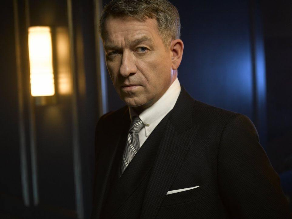 (2. Staffel) - Kümmert sich weiter um Bruce Wayne: Alfred Pennyworth (Sean Pertwee) ... - Bildquelle: Warner Brothers