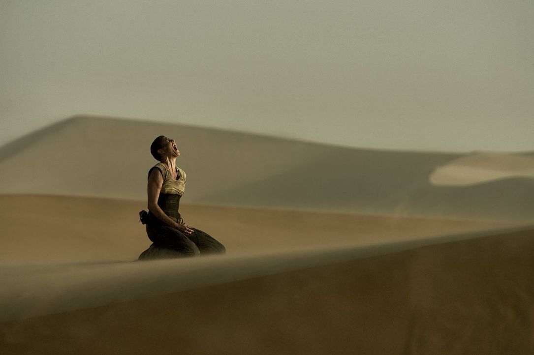 Das unendliche Ödland setzt Imperator Furiosa (Charlize Theron) und ihren Mitstreitern ordentlich zu, doch die Hoffnung auf ein besseres Leben treib... - Bildquelle: 2015 Warner Bros.
