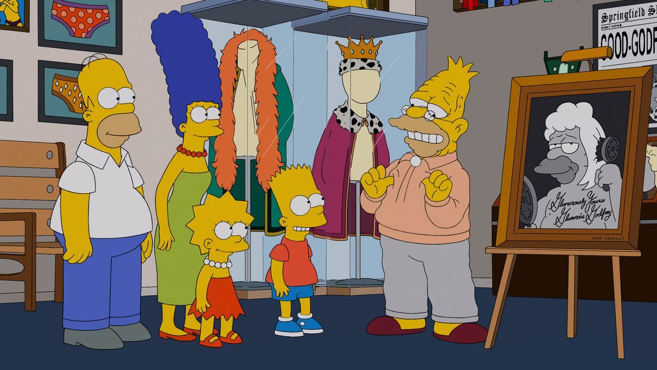 Durch eine TV-Sendung entdecken Homer (l.), Marge (2.v.l.), Lisa (M.) und Bart (r.) die ehemalige Identität von Grampa (r.) ... - Bildquelle: und TM Twentieth Century Fox Film Corporation - Alle Rechte vorbehalten