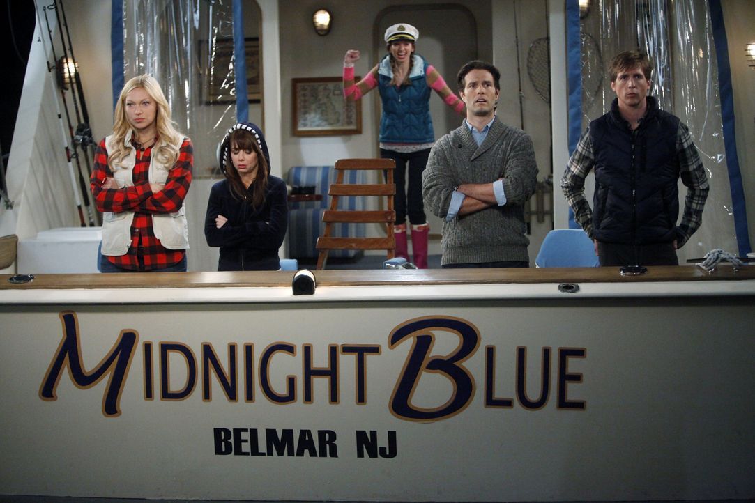 Chelsea (Laura Prepon, l.) nimmt Dee Dee (Lauren Lapkus, M.) und Olivia (Ali Wong, 2.v.l.) mit auf einen Bootsausflug von Dr. Ben Thomas (Tom Parker... - Bildquelle: Warner Brothers