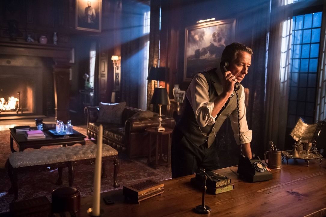 Versucht alles, um Bruce zu beschützen: Alfred (Sean Pertwee) ... - Bildquelle: Warner Brothers