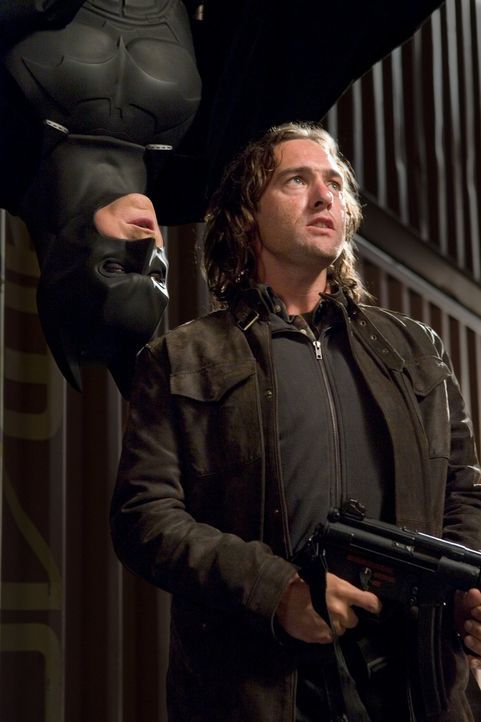 Keine gute Zeit für Schurken: Batman (Christian Bale, l.) räumt auf ... - Bildquelle: 2005 Warner Brothers