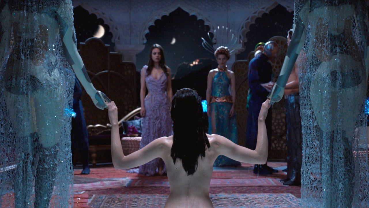 Noch ahnt Jupiter Jones (Mila Kunis, l.) nicht, wie hoch der Preis der Erdenbewohner ist, um der viele Tausend Jahre alten Kalique (Tuppence Middlet... - Bildquelle: 2014 Warner Bros. Entertainment Inc., WV Films IV LLC, and Ratpac-Dune Entertainment LLC. All rights reserved.