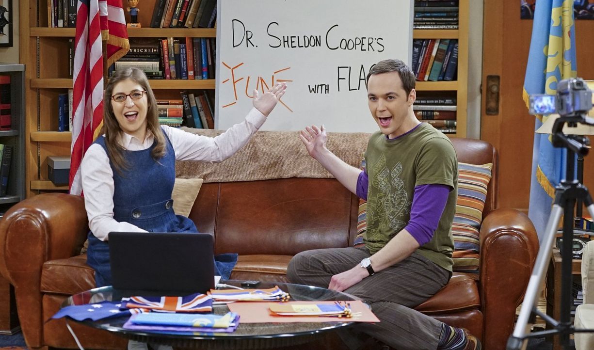 Amy (Mayim Bialik, l.) und Sheldon (Jim Parsons, r.) haben etwas ganz besonderes vor am Valentinstag: eine Live-Ausgabe von "Fun with Flags", die ab... - Bildquelle: 2015 Warner Brothers