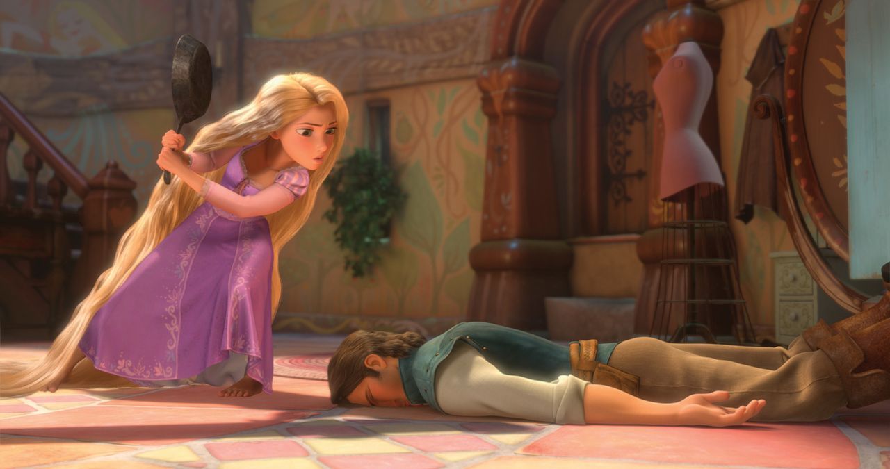 Außer von ihrer Mutter Gothel bekommt die wunderschöne Rapunzel (l.) nie Besuch in ihrem hohen Turm. Als dann plötzlich der mysteriöse Flynn Rider (... - Bildquelle: Disney.  All rights reserved