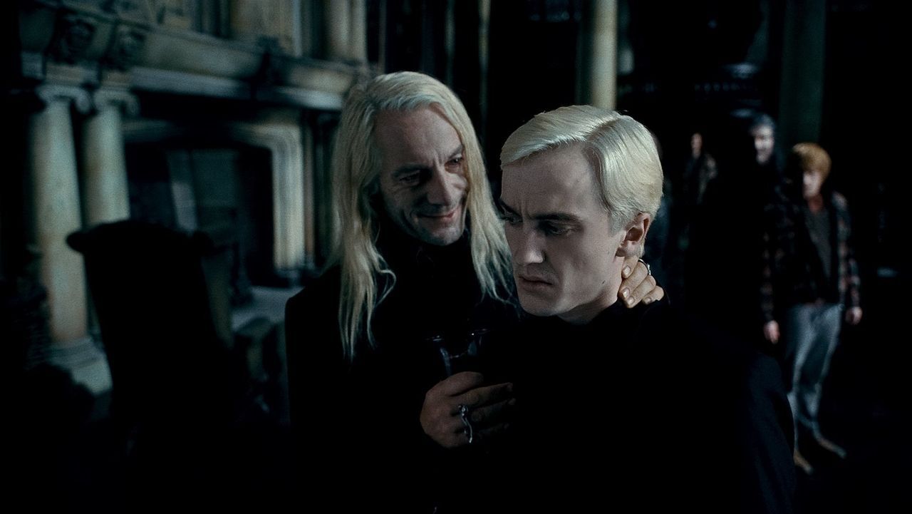 Lucius Malfoy (Jason Isaacs, l.) macht seinem Sohn Draco (Tom Felton, r.) unmissverständlich klar, was von ihm erwartet wird und auf wessen Seite er... - Bildquelle: 2010 Warner Bros.