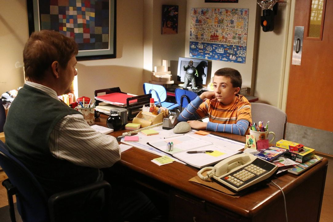 Während Brick (Atticus Shaffer, r.) vom Schulpsychologen Dr. Fulton (Dave Foley, l.) Tipps bekommt, wie er Freunde finden kann, legen sich Frankie u... - Bildquelle: Warner Brothers