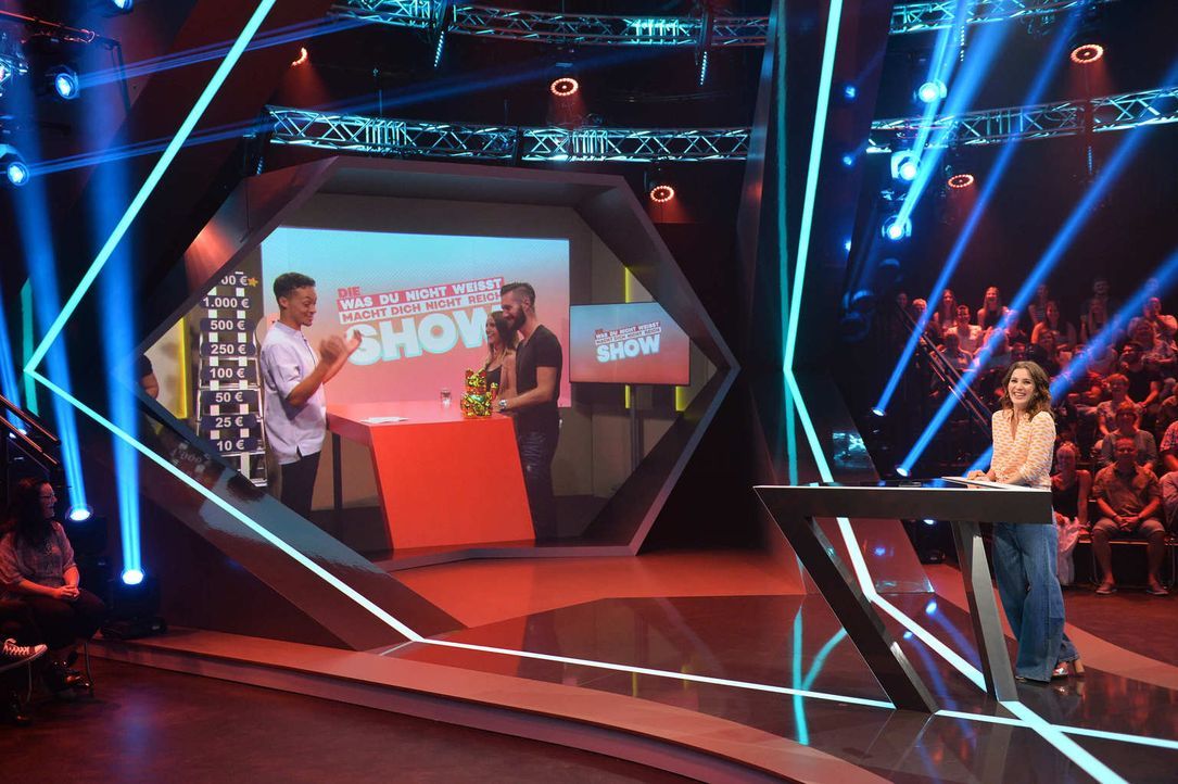 No risk, no fun! Jeannine Michaelsen (r.) und Aurel Mertz (l.) führen ihr Kandidatenpaar Adrian (2.v.r.) und Ricarda (2.v.l.) bei "Risky Quiz" hinte... - Bildquelle: Willi Weber ProSieben