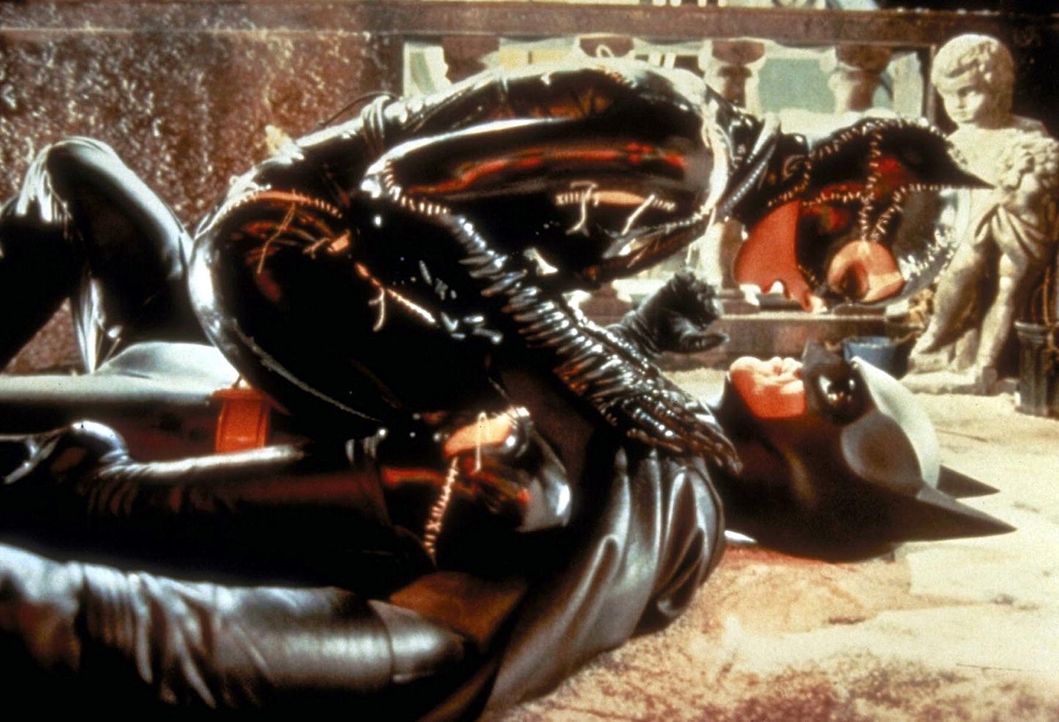 Die geheimnisvolle, faszinierende Catwoman (Michelle Pfeiffer, oben), eine trickreiche und peitschenschwingende Kämpferin, die Karate beherrscht, s... - Bildquelle: Warner Bros.