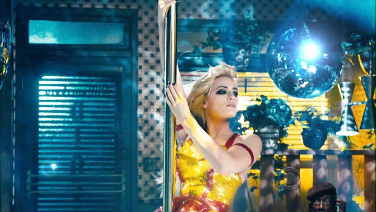 bild-2-broke-girls-super-bowl-sexy-strip-poledance-kat-dennings-beth-behrs-8-cbsjpg 1600 x 900 - Bildquelle: CBS