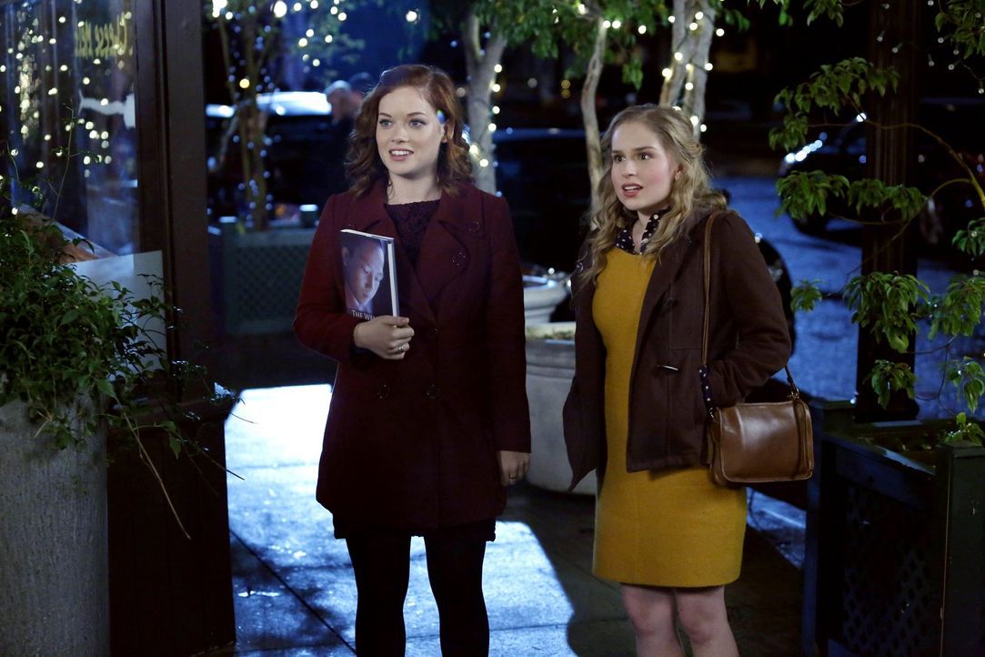 Tessa (Jane Levy, l.) begleitet Lisa (Allie Grant, r.) zu ihrem Blind Date mit einer Internetbekanntschaft. Lisa ist skeptisch, ob man im Web wirkli... - Bildquelle: Warner Brothers