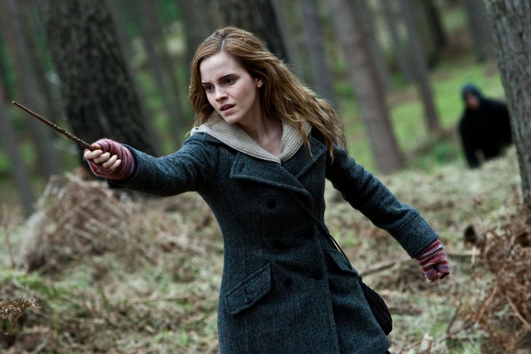 Ein sonderbares Zeichen führt Hermine (Emma Watson) und ihre Freunde zu Xenophilius Lovegood, welcher sie auf die Geschichte der drei Brüder und die... - Bildquelle: 2010 Warner Bros.