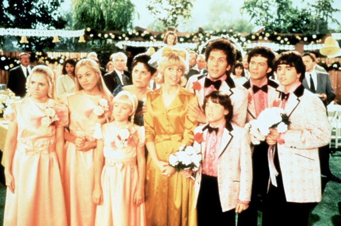 Hochzeitstag bei den Flower-Power-Bradys: Carol (Shelley Long, 5.v.l.), Mike (Gary Cole, 3.v.r.), Marcia (Christine Taylor, 2.v.l.), Jan (Jennifer E... - Bildquelle: Paramount Pictures