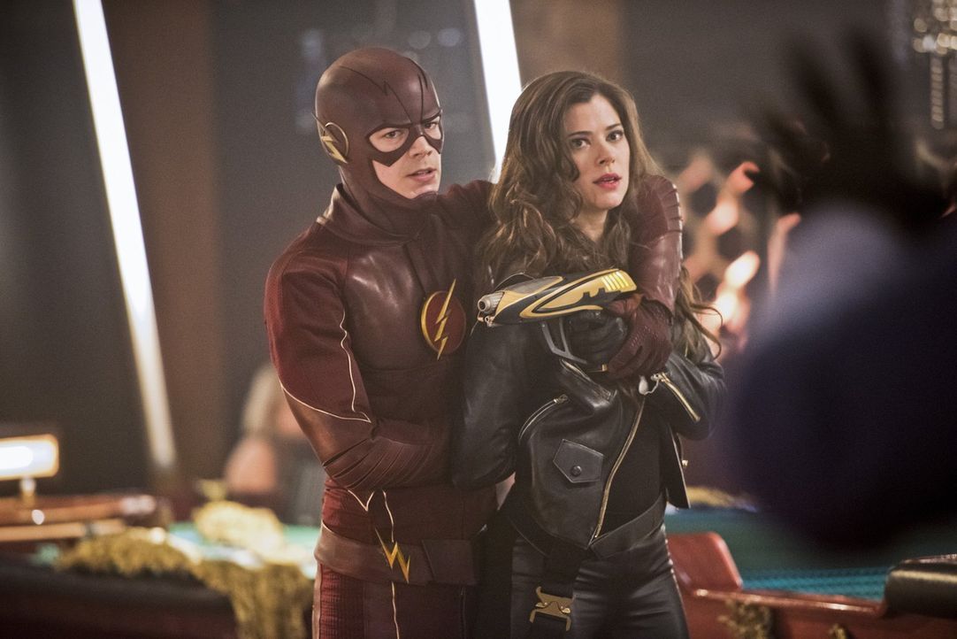 Hat Barry alias The Flash (Grant Gustin, l.) eine Chance gegen Lisa Snart alias Golden Glider (Peyton List, r.) und ihre Komplizen, nachdem diese ei... - Bildquelle: Warner Brothers.