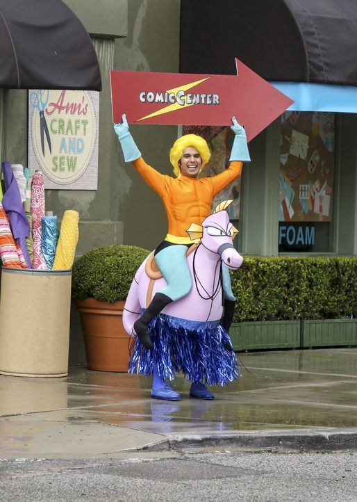 Auf Grund Rajs (Kunal Nayyar) neuer finanzieller Lage, kann er sich die Comic-Con diese Mal leider nicht leisten. Um das nötige Geld zu beschaffen,... - Bildquelle: 2016 Warner Brothers