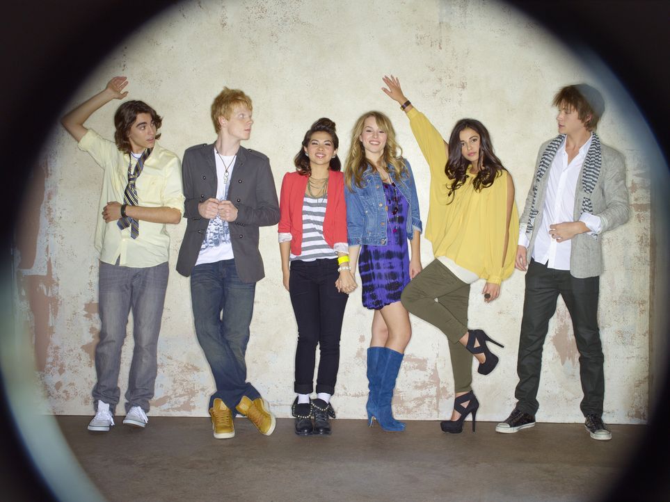 Als sich die High School-Außenseiter (v.l.n.r.) Charlie (Blake Michael), Wen (Adam Hicks), Stella (Hayley Kiyoko), Olivia (Bridgit Mendler), Mo (Na... - Bildquelle: Disney Media Distribution
