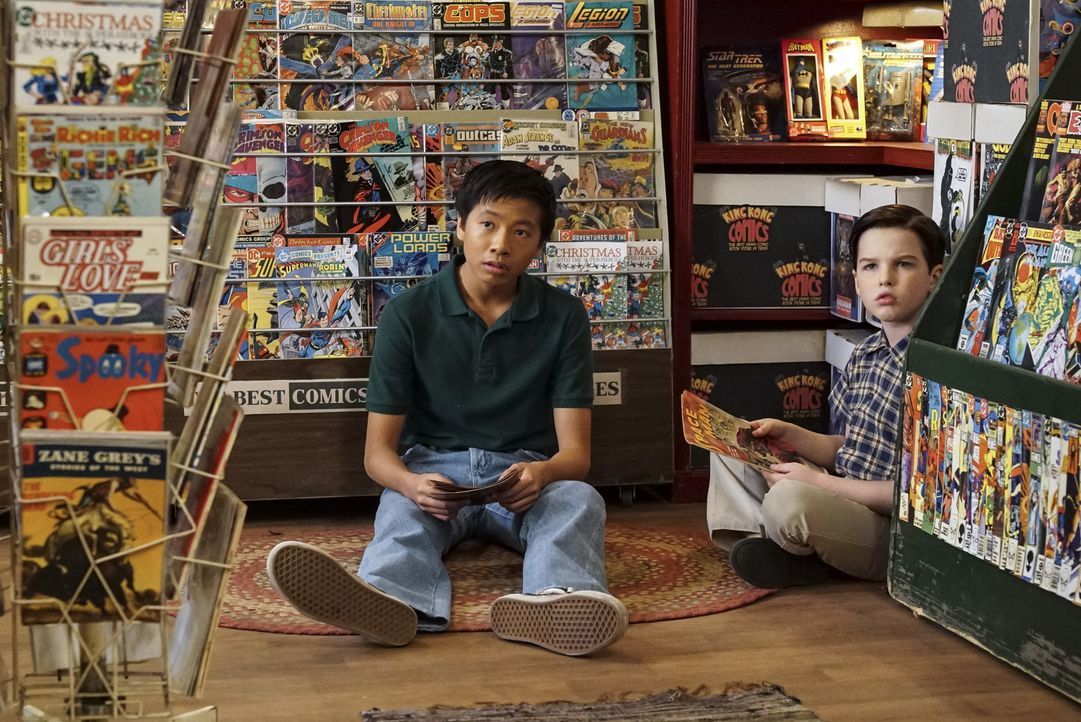 Tam (Ryan Phuong, l.) und Sheldon (Iain Armitage, r.) sind geschockt, als Mary in ihren geliebten Comic-Shop stürmt und sich beim Besitzer darüber b... - Bildquelle: Warner Bros. Television
