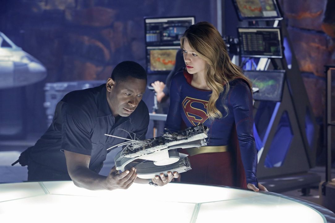 Hank Henshaw (David Harewood, l.) hilft Kara (Melissa Benoist, r.) aufzuklären, wer hinter der Serie an Bombenanschlägen steckt, doch irgendwie verh... - Bildquelle: 2015 Warner Bros. Entertainment, Inc.