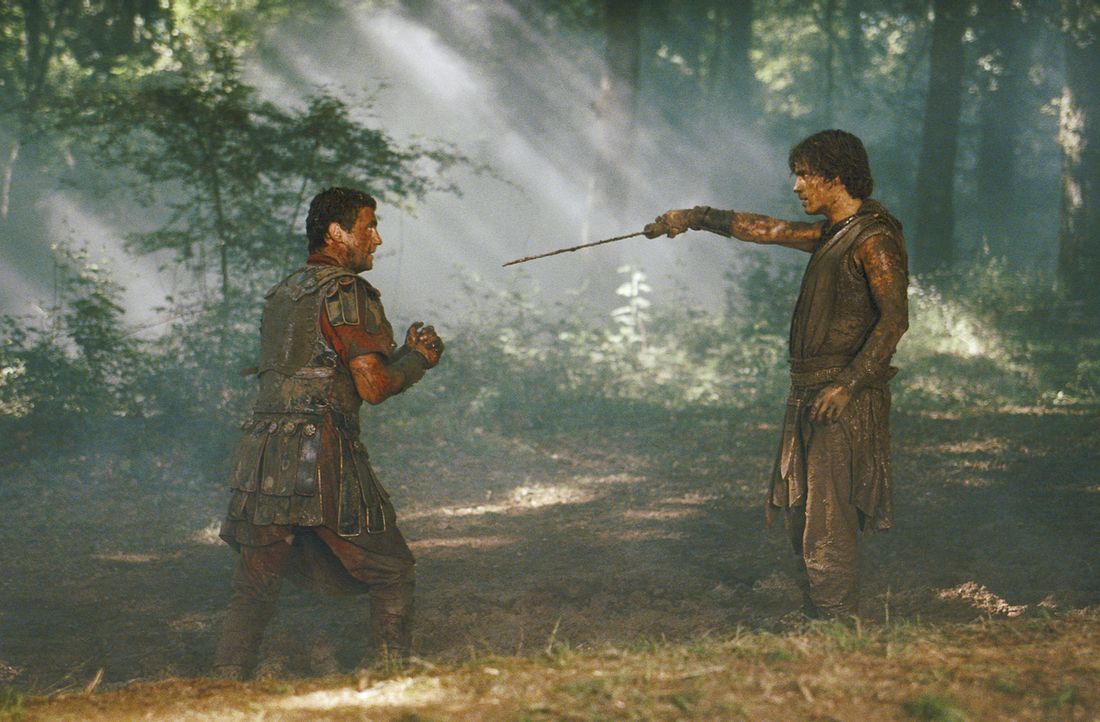 Der Schlacht ist vorüber: Octavius (Santiago Cabrera, l.) kann Antonius (Vincent Regan, l.) besiegen. Großmütig schenkt er dem Besiegten das Lebe... - Bildquelle: Hallmark Entertainment