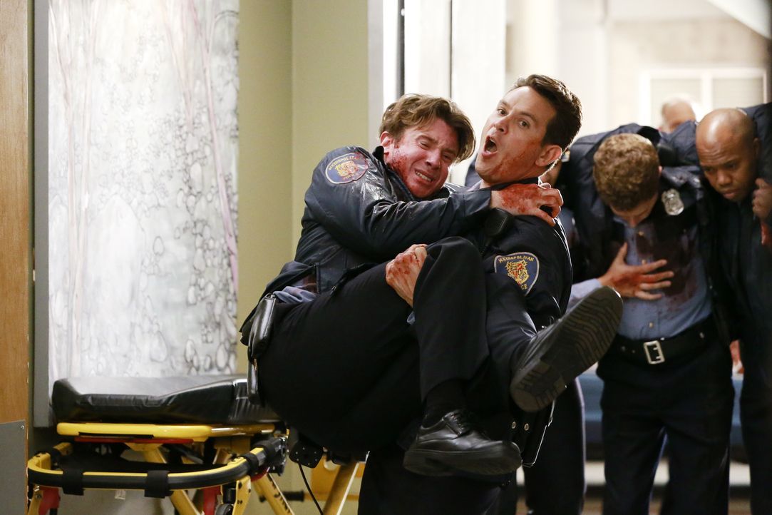 Nach einem Raubüberfall werden schwerverletzte Polizisten eingeliefert. Während sich Dan (Kevin Alejandro, vorne r.) große Sorgen um seinen Kollegen... - Bildquelle: ABC Studios