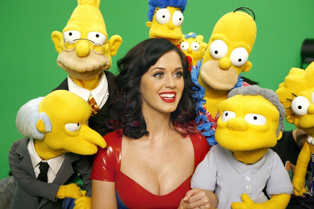Katy Perry (M.) sorgt für gute Laune bei den Simpsons und ihren Freunden. - Bildquelle: und TM Twentieth Century Fox Film Corporation - Alle Rechte vorbehalten