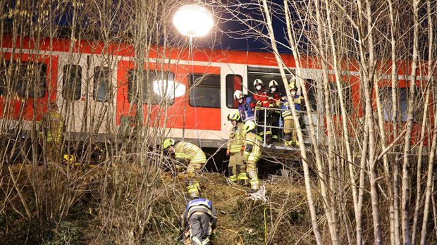 Ein Toter und mindestens 14 Verletzte bei S-Bahn-Zusammenstoß