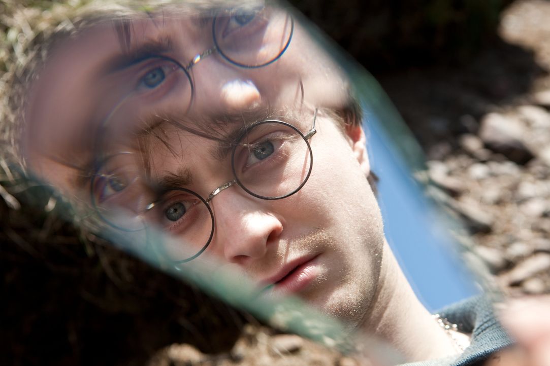 Bei der Suche nach den Horkruxen brauchen Harry (Daniel Radcliffe) und seine Freunde mehr als einmal Hilfe, aber wem können sie noch trauen? - Bildquelle: 2010 Warner Bros.