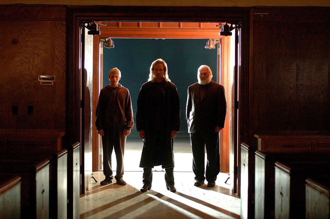 Führen nichts Gutes im Schilde: (v.l.n.r.) Tall Man One (Brian Foster Kane), Tall Man (James Horan) und Tall Man Two (Ron Hughart) ...