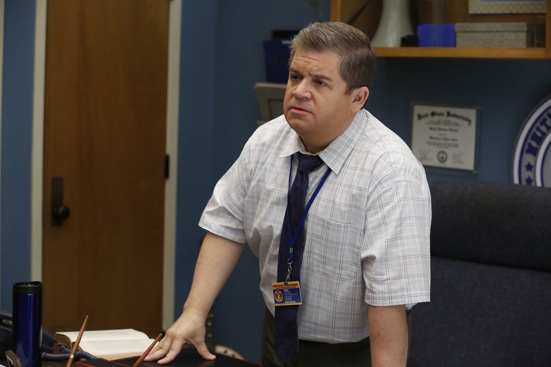 Direktor Durbin (Patton Oswalt) - Bildquelle: Vivian Zink 2018 Universal Television LLC. ALL RIGHTS RESERVED./Vivian Zink