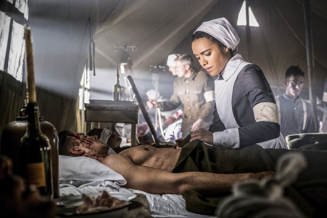 Amaya (Maisie Richardson-Sellers) und das Team reisen in eine Zeit, in der sie hoffen, das Blut Christi zu finden, um mit dessen Hilfe endlich den S... - Bildquelle: Warner Brothers