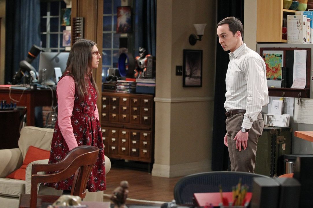 Aus einem simplen Kommentar über eine neue Serie entwickelt sich ein Streit zwischen Amy (Mayim Bialik, l.) und Sheldon (Jim Parsons, r.) ... - Bildquelle: Warner Bros. Television