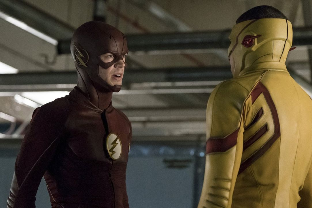 Barry alias The Flash (Grant Gustin, l.) nimmt Wally alias Kid Flash (Keiynan Lonsdale, r.) zu Einsätzen mit, um ihn zu unterrichten - doch die Mein... - Bildquelle: 2016 Warner Bros.