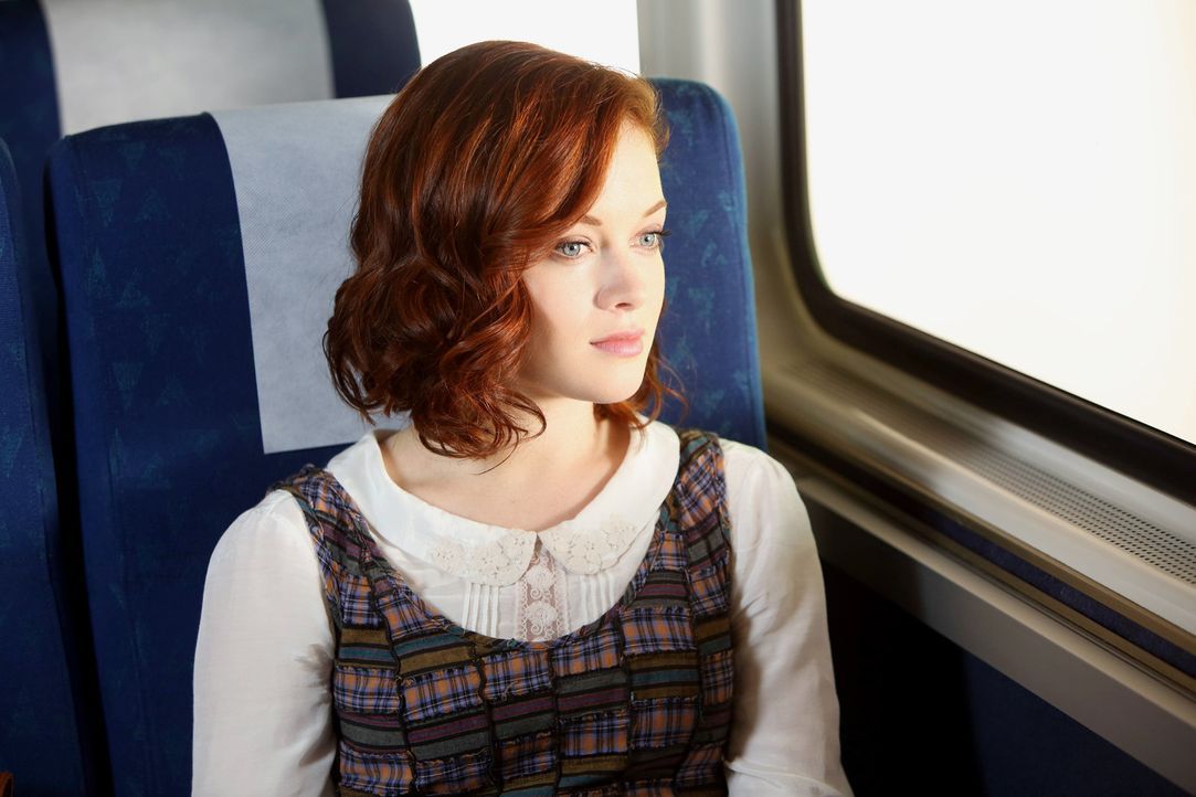 Während Tessa (Jane Levy) nach den Sommerferien wieder nach Chatswin kommt, entbrennt zwischen Noah und Dallas ein wahnwitziger Wettstreit um die Ha... - Bildquelle: Warner Bros. Television