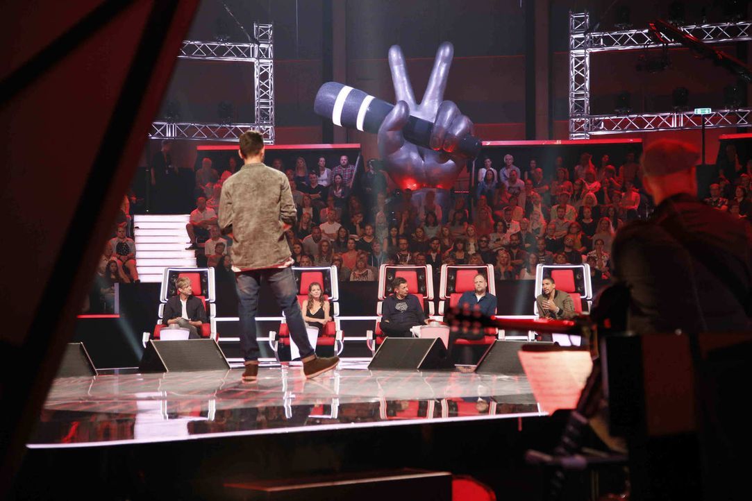 Andreas Bourani (r.), Michi Beck (M.), Yvonne Catterfeld (2.v.l.), Smudo (2.v.r.) und Samu Haber (l.) sind in den Blind Auditions auf der Suche nach... - Bildquelle: Richard Hübner SAT.1/ProSieben