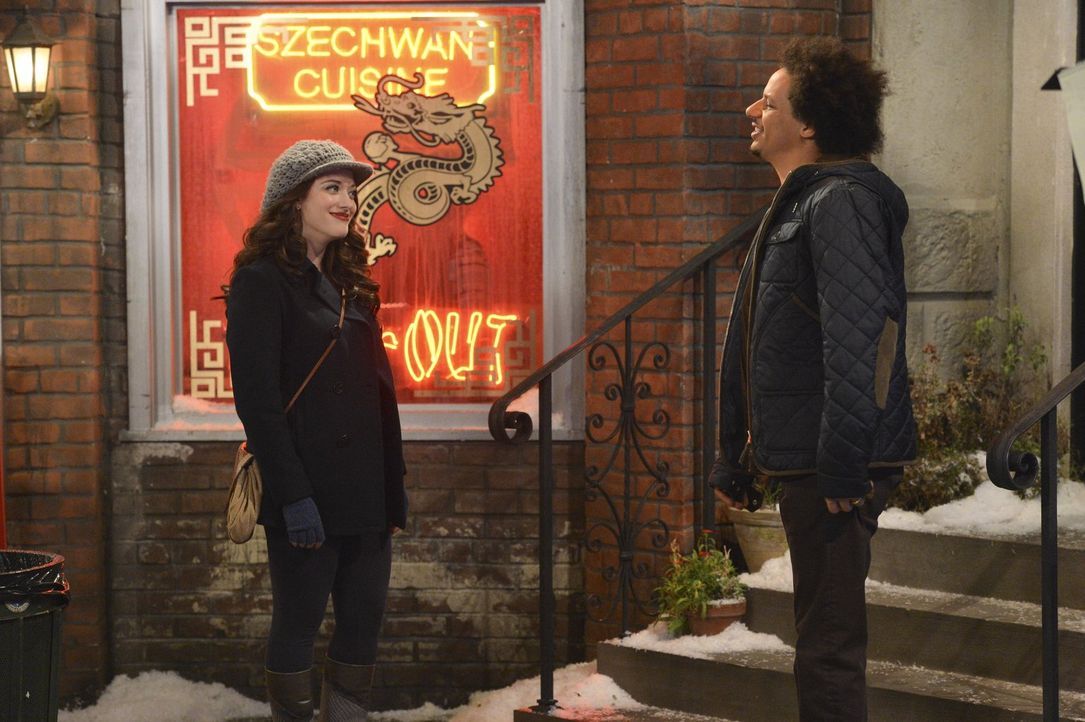 Als Max (Kat Dennings, l.) herausfindet, wie Deke (Eric André, r.) wohnt, ist sie etwas schockiert ... - Bildquelle: Warner Brothers Entertainment Inc.