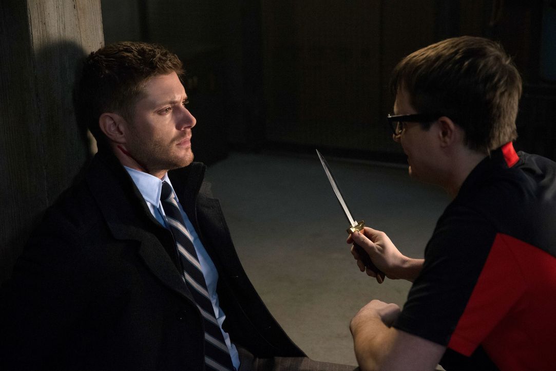 Eigentlich will Dean (Jensen Ackles, l.) einem alten Freund einen letzten Wunsch erfüllen, doch Del (James Immekus, r.) macht den Winchester Brüdern... - Bildquelle: 2013 Warner Brothers