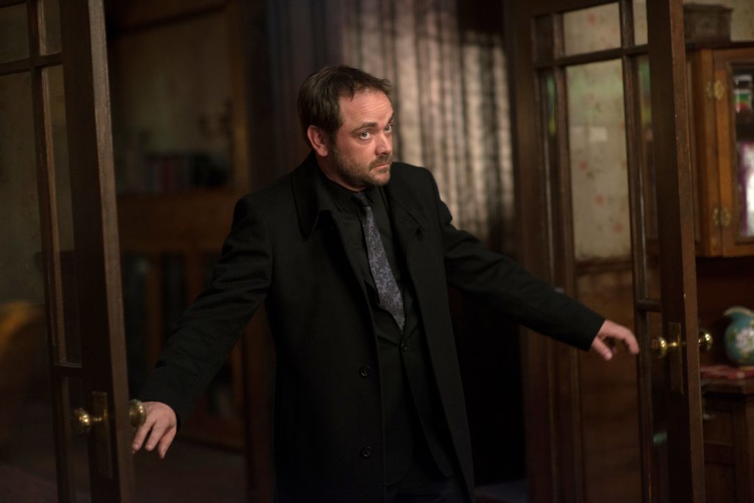 Crowley (Mark Sheppard) will seinen Platz als König der Hölle endgültig unbestreitbar machen und sucht nach einer besonderen Klinge, um Abaddon tote... - Bildquelle: 2013 Warner Brothers