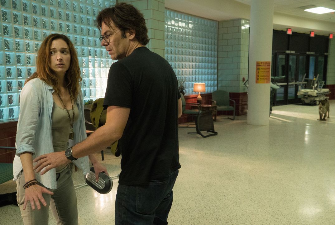Das Krankenhaus, in das sie Jackson gebracht haben, ist völlig von Leoparden überrannt. Mitch (Billy Burke, r.) und Jamie (Kristen Connolly, l.) sin... - Bildquelle: Cook Allender 2015 CBS Broadcasting Inc. All Rights Reserved.