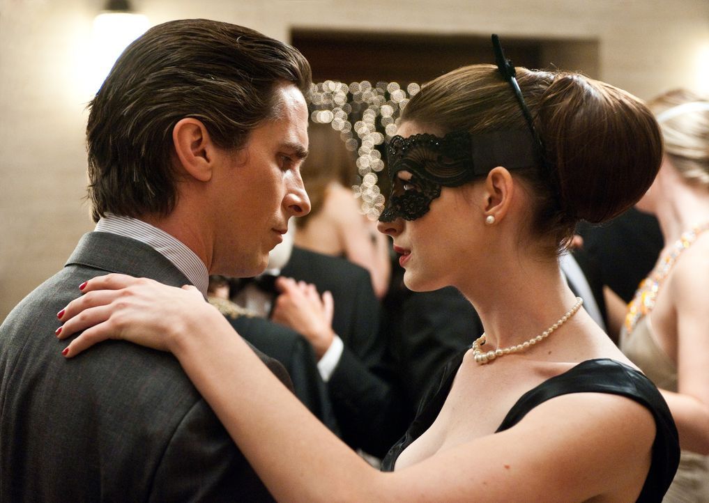 Bruce Wayne (Christian Bale,l.); Selina (Anne Hathaway, r.) - Bildquelle: Warner Bros.