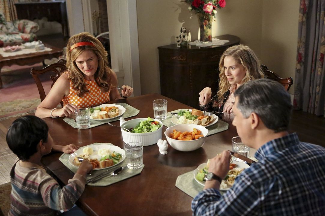 Lisa (Allie Grant, 2.v.r.) kann es nicht fassen: Ihre Eltern Sheila (Ana Gasteyer, 2.v.l.) und Fred (Chris Parnell, r.) holen sich den kleinen Victo... - Bildquelle: Warner Brothers