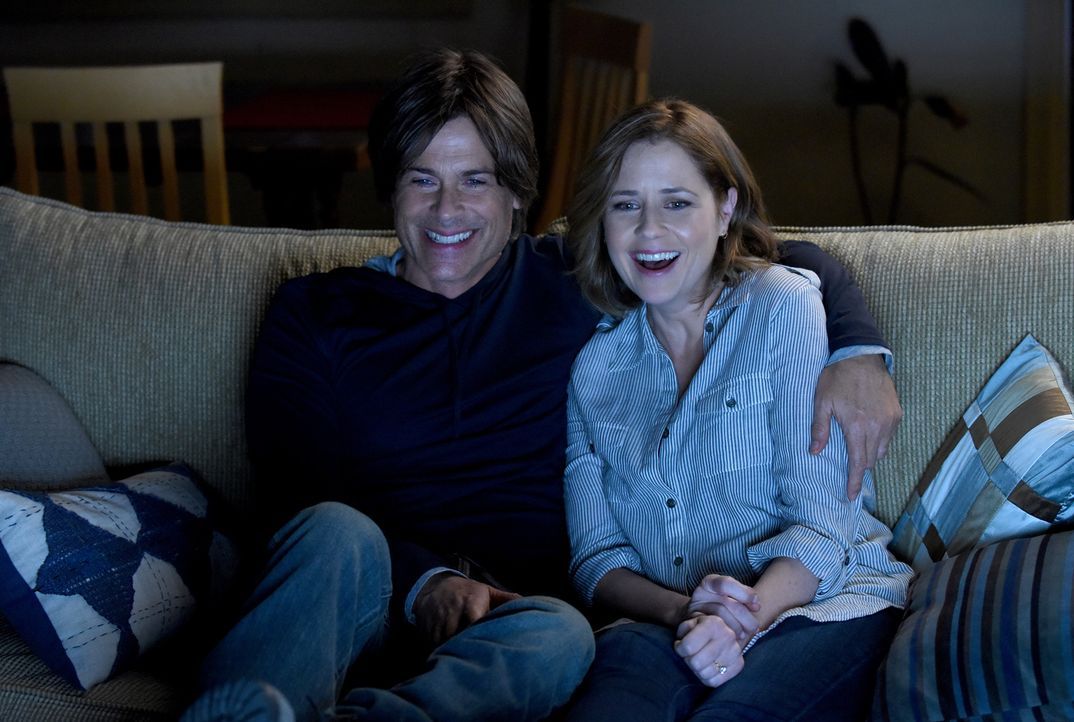 Bevor Dean (Rob Lowe, l.) ein berühmter Schauspieler war, führte er eine Beziehung mit der besitzergreifenden Kelly (Jenna Fischer, r.) und diese hä... - Bildquelle: 2015-2016 Fox and its related entities.  All rights reserved.